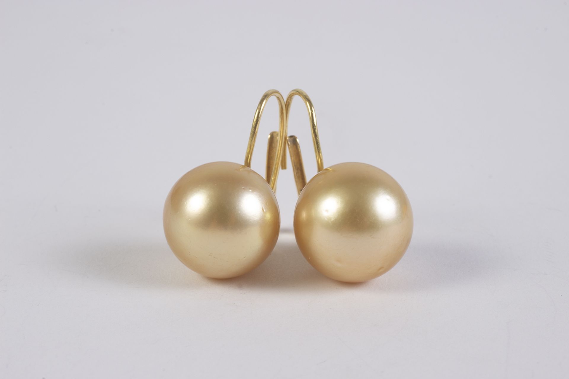 Pendientes en oro con perla Australiana golden.