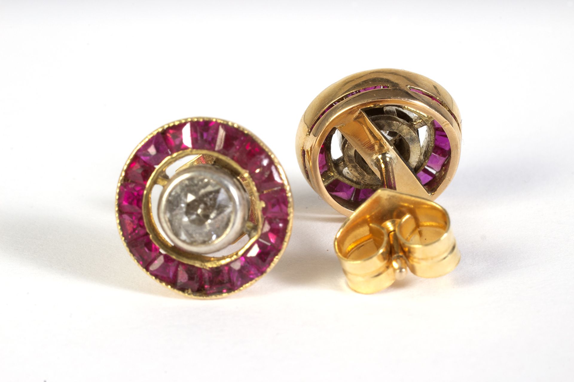 Pendientes en oro bicolor con diamantes talla brillante antigua y rubíes calibrados. - Image 3 of 3