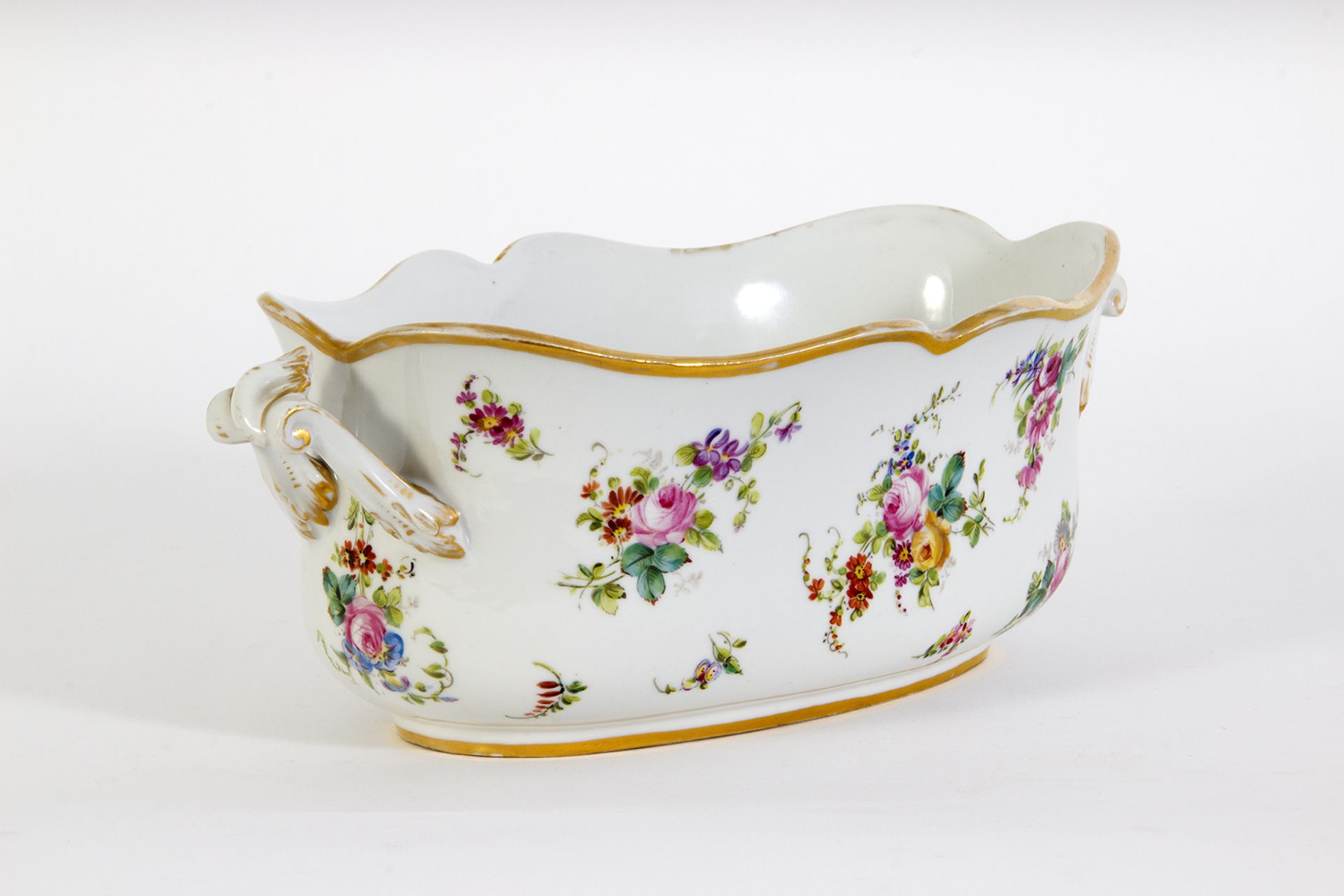 Jardinera en porcelana estilo Sèvres con decoración floral. Francia, primer tercio del siglo XX. - Image 2 of 5