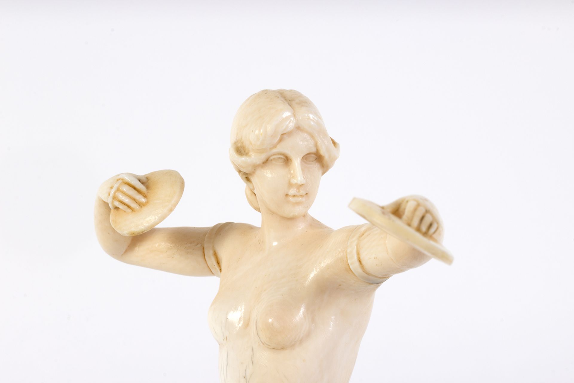 Bailarina semidesnuda con platillos. Art Nouveau. Francia, principios del s.XX. - Bild 5 aus 6