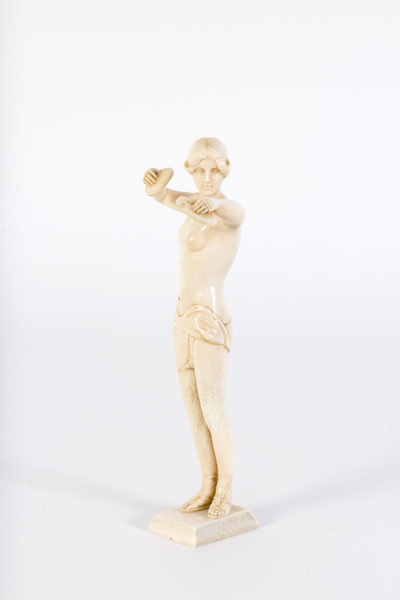 Bailarina semidesnuda con platillos. Art Nouveau. Francia, principios del s.XX. - Bild 3 aus 6