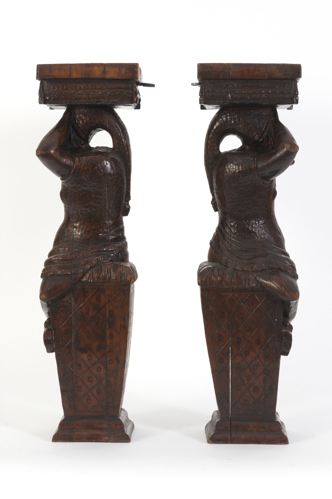 Pareja de peanas en madera tallada con representación de personaje satírico, siglo XIX. - Bild 3 aus 5