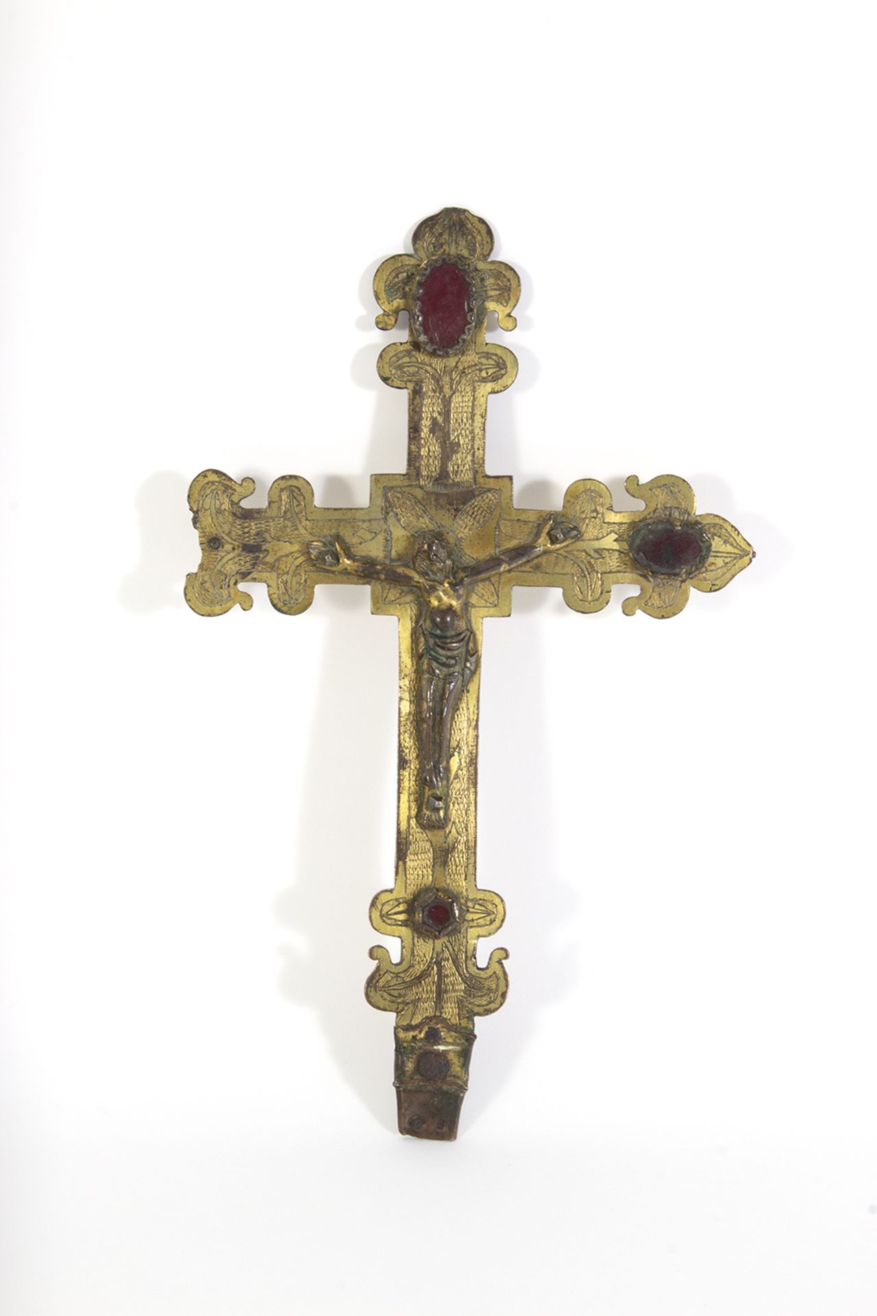 Crucifijo en cobre dorado y cincelado con vidrios engastados en los extremos, siglo XV.