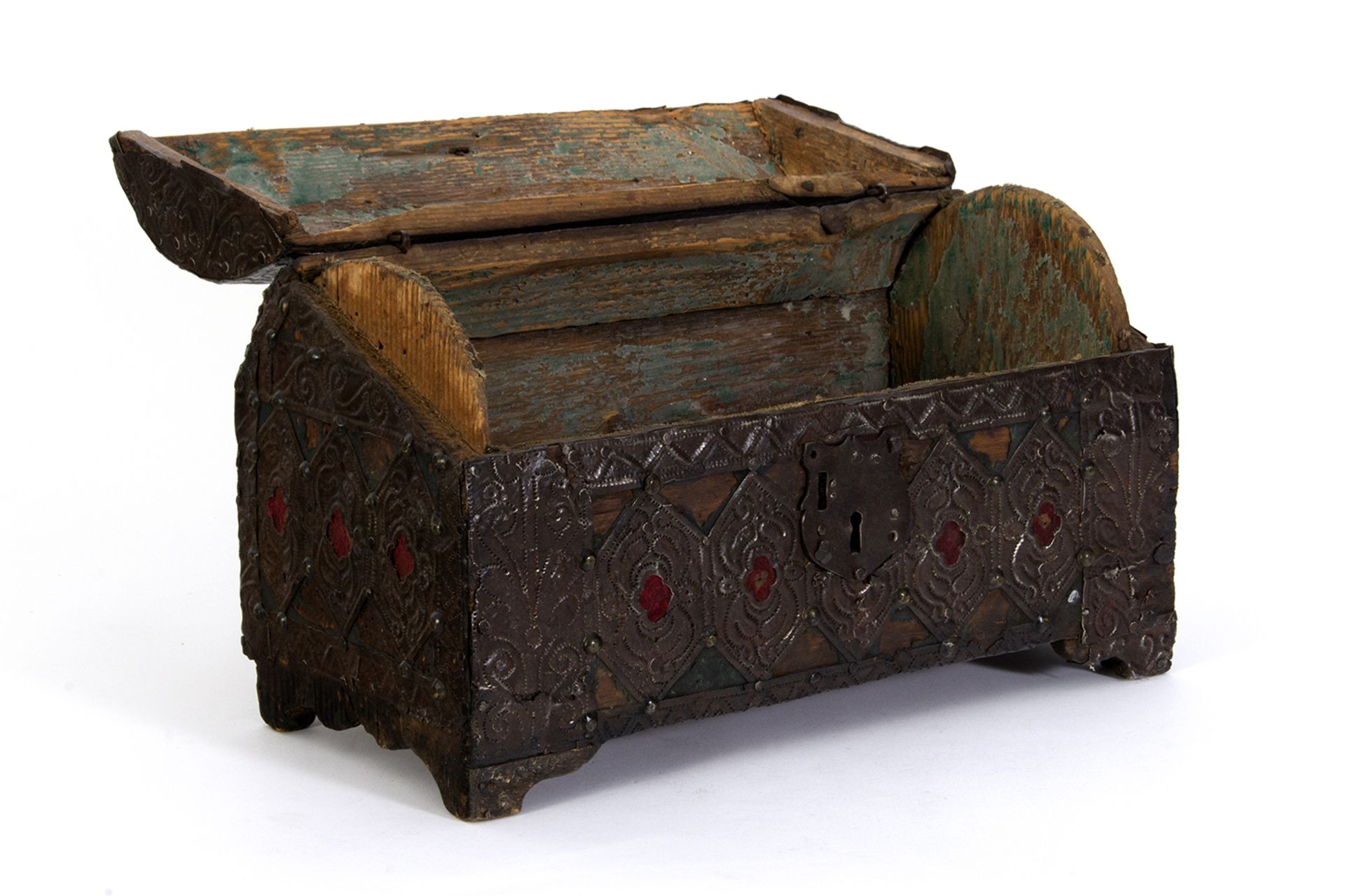 Arqueta en madera revestida de metal repujado y tela con herrajes en hierro. - Image 2 of 5