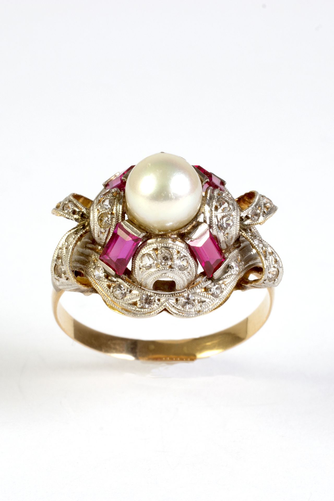 Sortija en oro y vistas en platino con perla cultivada de 6 mm, zafiros blancos y símiles de rubí.
