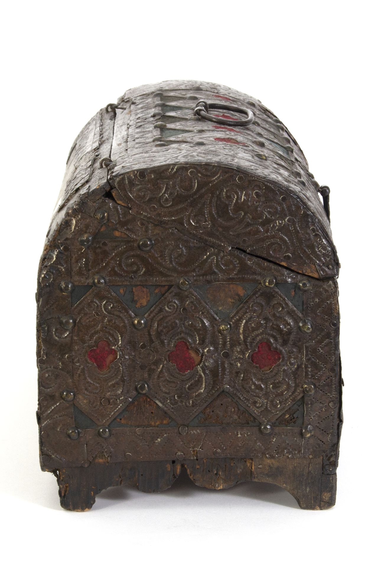 Arqueta en madera revestida de metal repujado y tela con herrajes en hierro. - Image 4 of 5