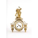 Reloj francés estilo Luis XVI en bronce y mármol con figura de Cupido, siglo XIX.
