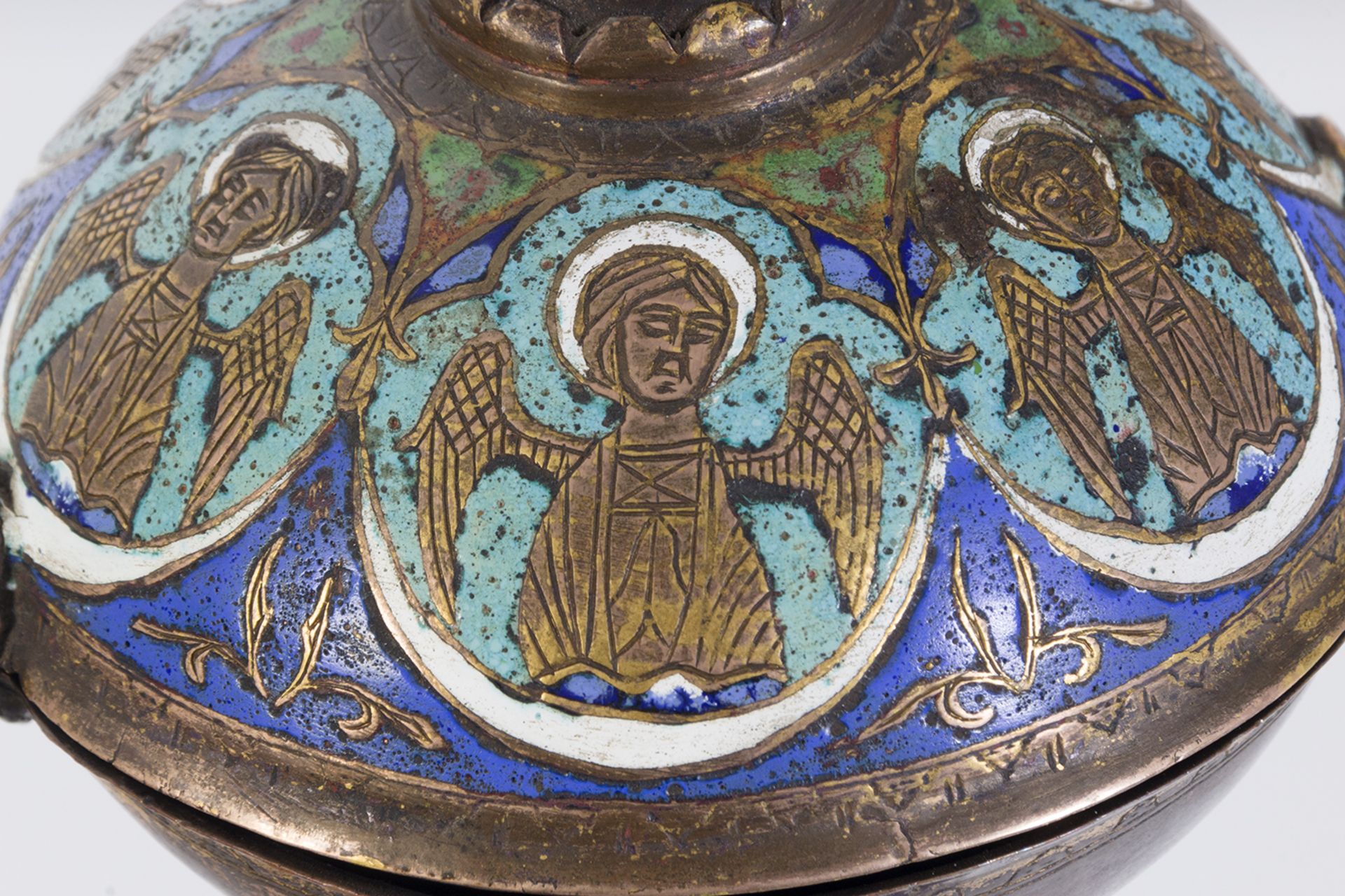 Ciborio románico en cobre dorado y esmalte champlevé. Limoges, Francia, siglo XIII. - Image 5 of 6