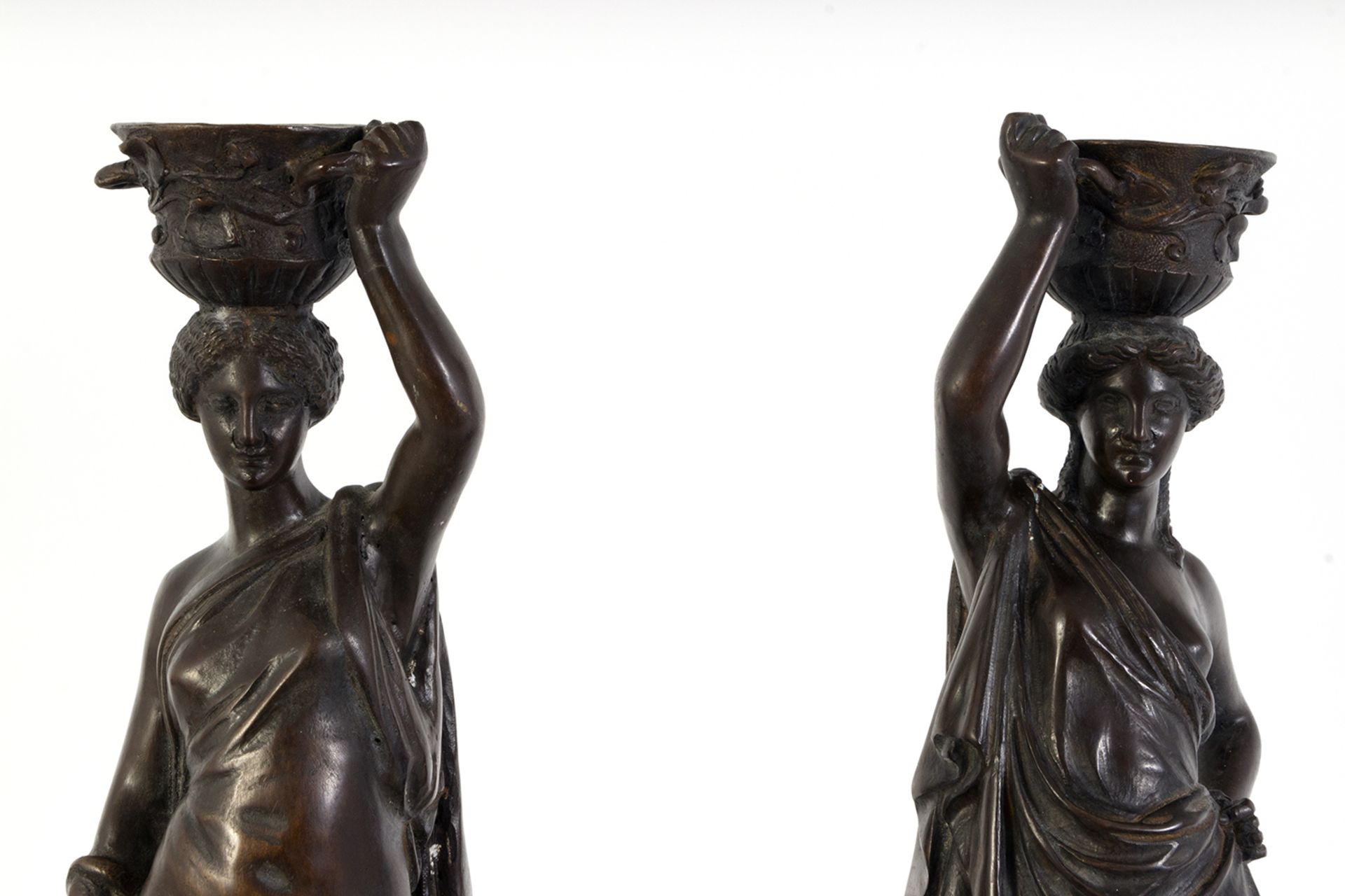 Cariátides. Pareja de esculturas en bronce, siglo XX. - Bild 6 aus 6