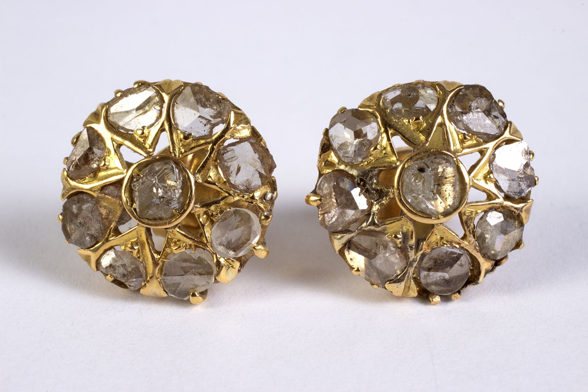 Pendientes rosetón isabelinos en oro y diamantes talla rosa. - Bild 2 aus 3