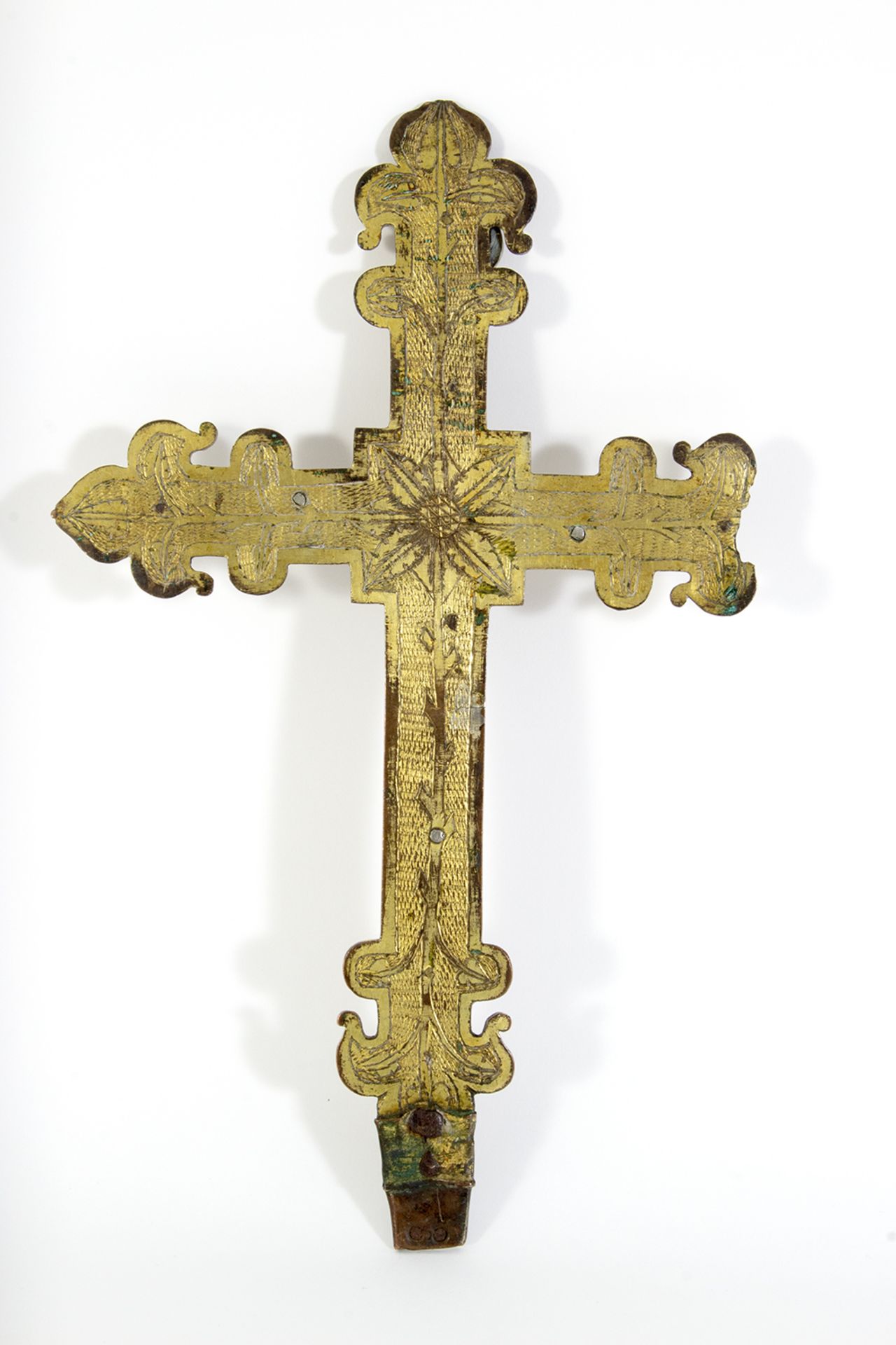 Crucifijo en cobre dorado y cincelado con vidrios engastados en los extremos, siglo XV. - Image 3 of 3