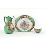 Conjunto de aguamanil, jofaina y cuenco en porcelana francesa estilo Sèvres con decoración floral y