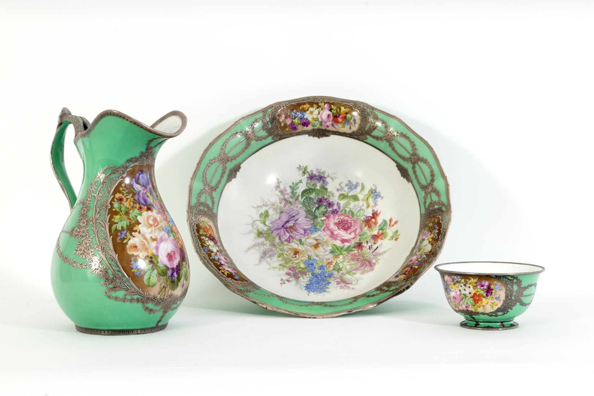 Conjunto de aguamanil, jofaina y cuenco en porcelana francesa estilo Sèvres con decoración floral y