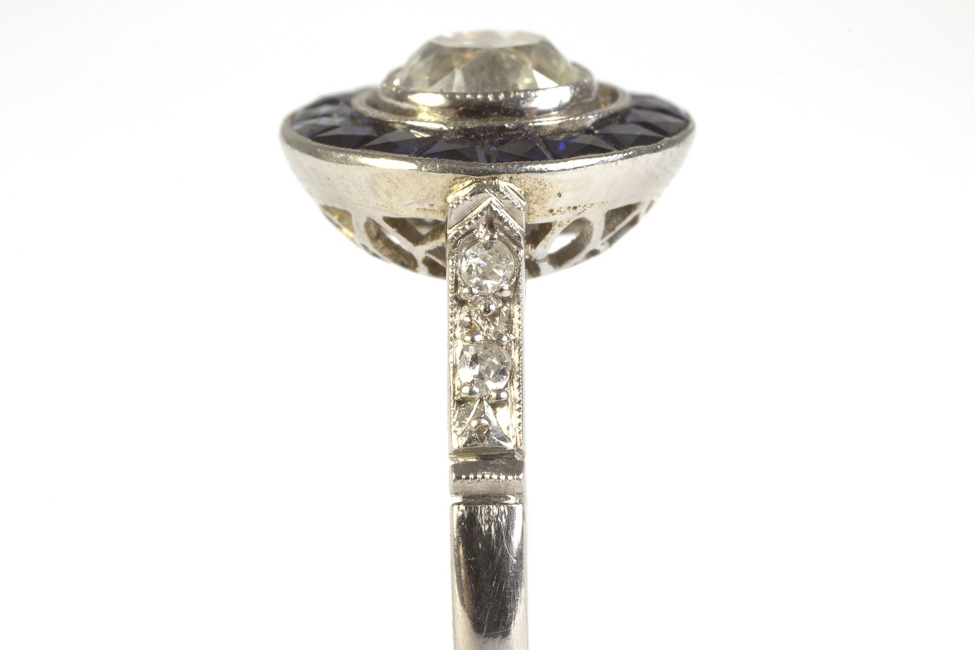 Sortija Art Déco en platino con diamantes talla brillante antigua y zafiros azules calibrados. - Bild 3 aus 3