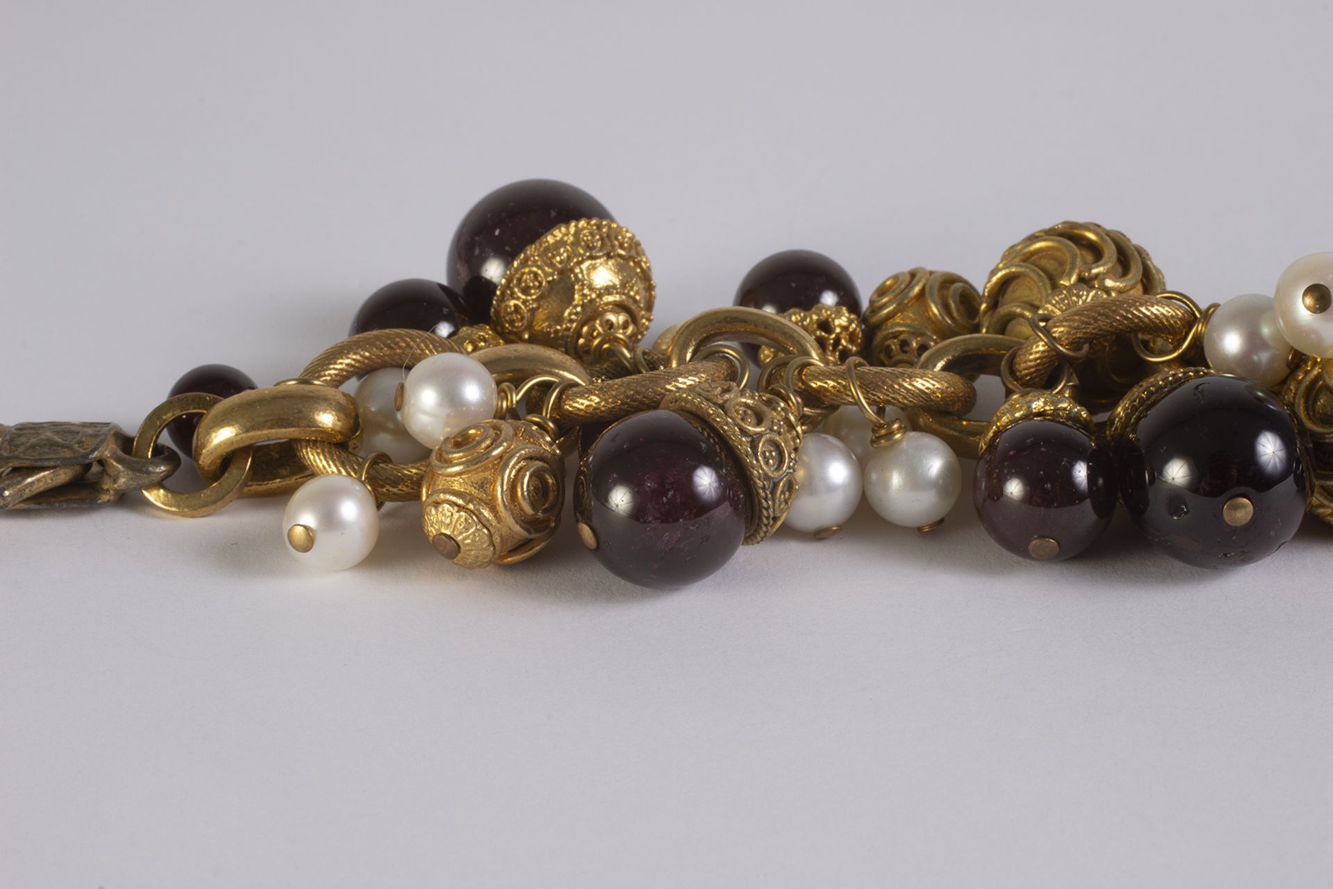 Pulsera en metal dorado con motivos circulares labrados, perlas cultivadas y cristales esféricos de - Image 2 of 3