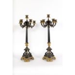 Pareja de candelabros Napoleón III de seis luces en bronce patinado y dorado. Francia, finales del s