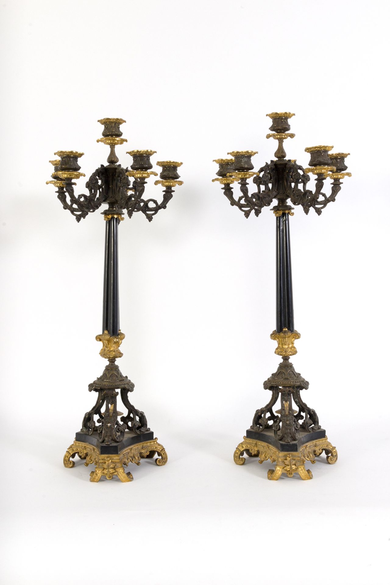Pareja de candelabros Napoleón III de seis luces en bronce patinado y dorado. Francia, finales del s