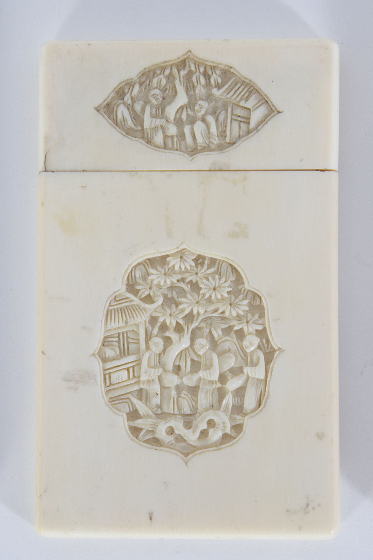 Cinco tarjeteros en marfil tallado con representación de escenas orientales. China, finales del sigl - Image 3 of 4