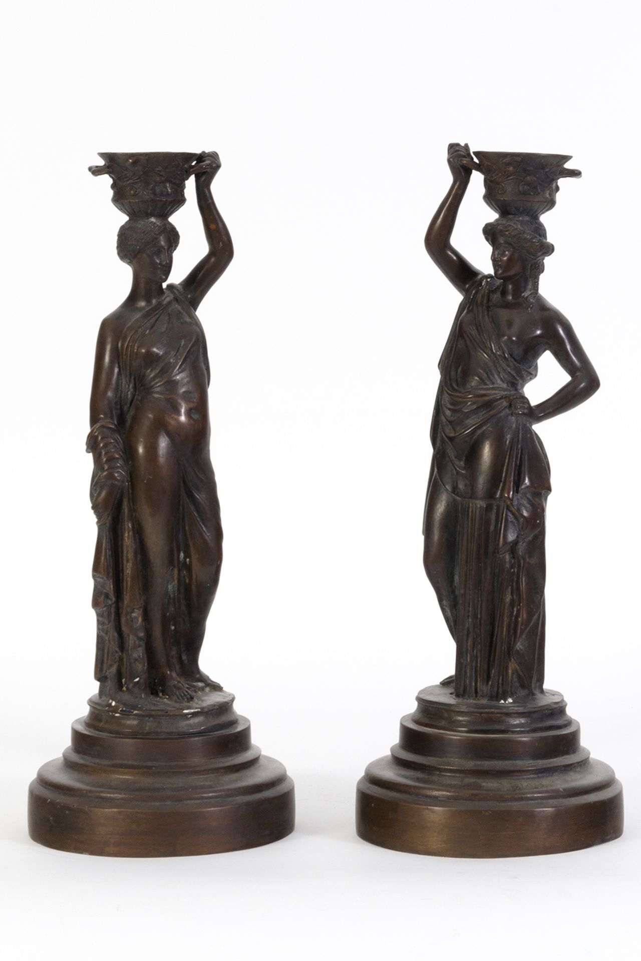 Cariátides. Pareja de esculturas en bronce, siglo XX.
