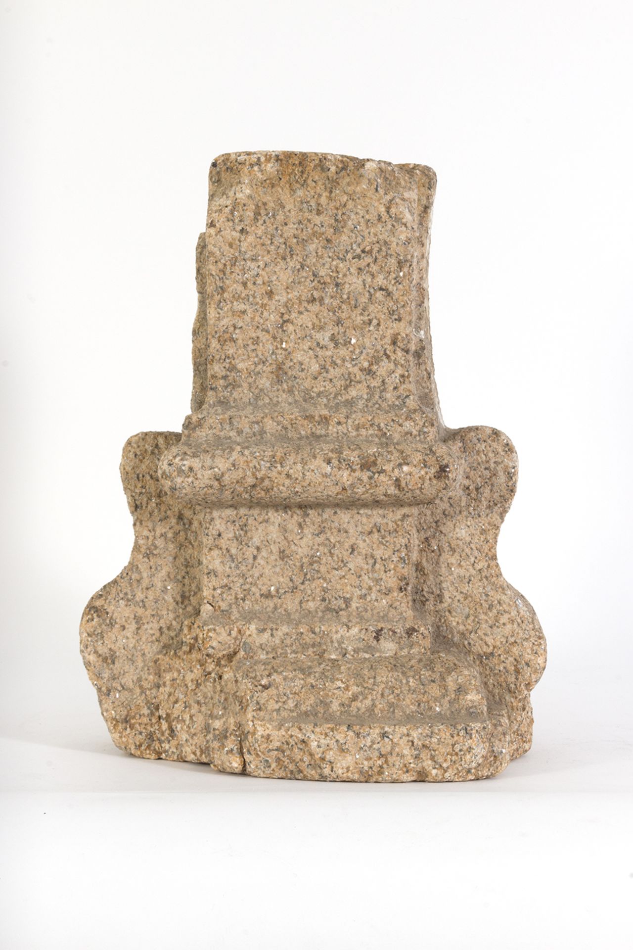 Capitel renacentista en granito tallado con motivos foliáceos. Toledo, siglo XVI. - Bild 2 aus 3