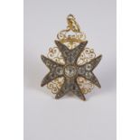 Colgante en forma de cruz de Malta con corona en oro, plata y cristal de strass.