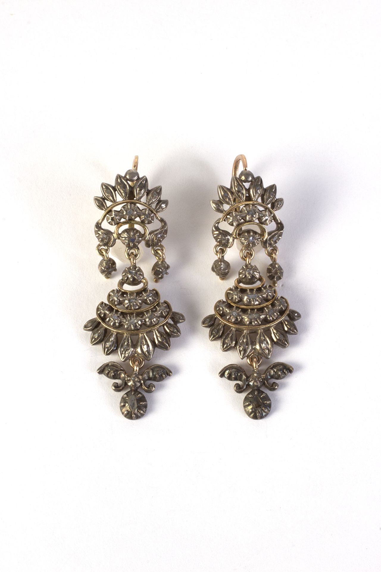 Pendientes largos estilo isabelino en plata y oro con diamante talla rosa.