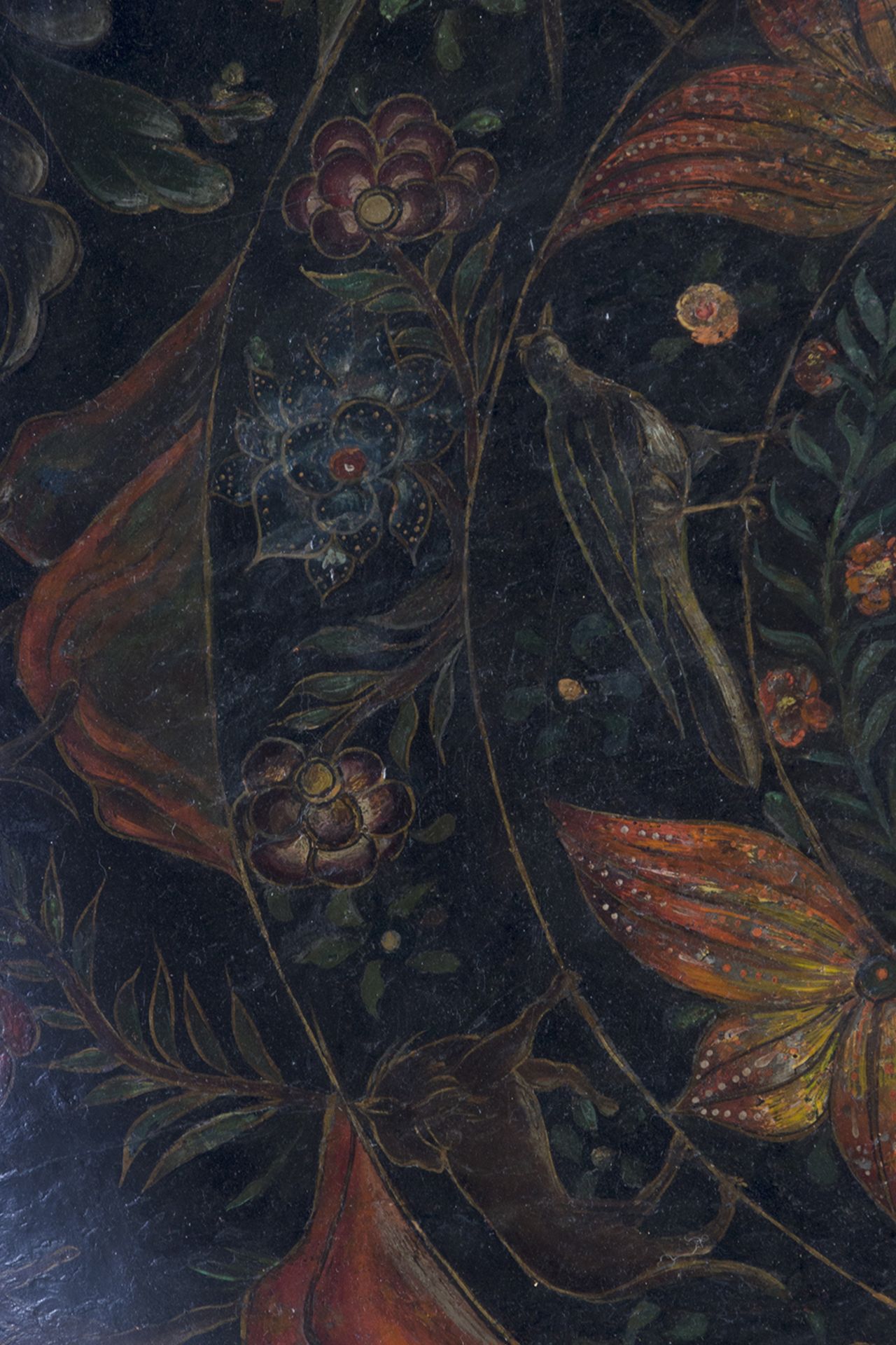 Batea en madera lacada de exuberante y variado colorido con profusa ornamentación de motivos floral - Image 3 of 4