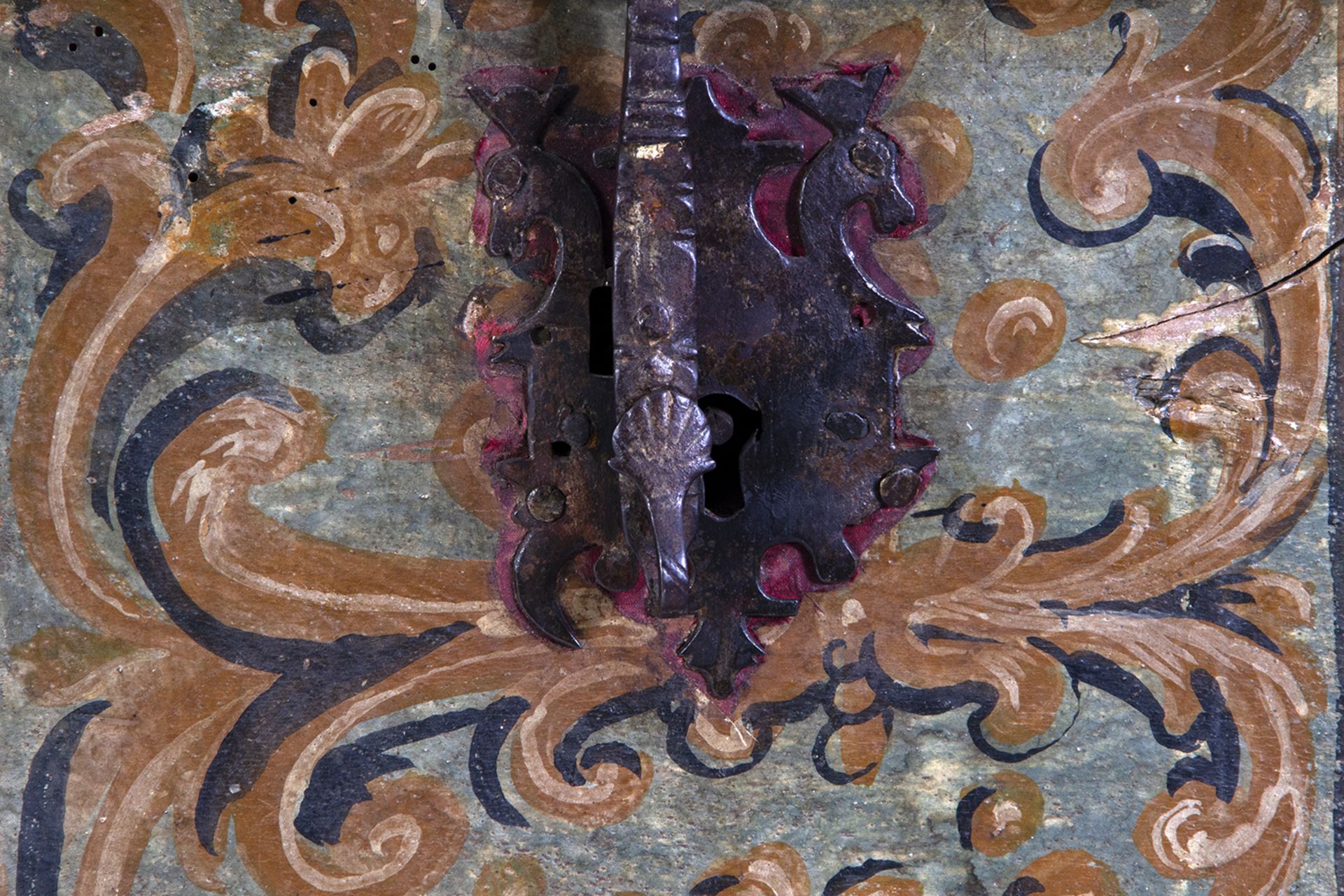 Arca de tejadillo colonial en madera tallada y policromada con decoración floral y herrajes en hierr - Image 4 of 5