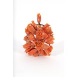 Broche-colgante en forma de flores en metal dorado y coral.