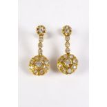 Pendientes largos estilo isabelino en oro y diamantes talla brillante.