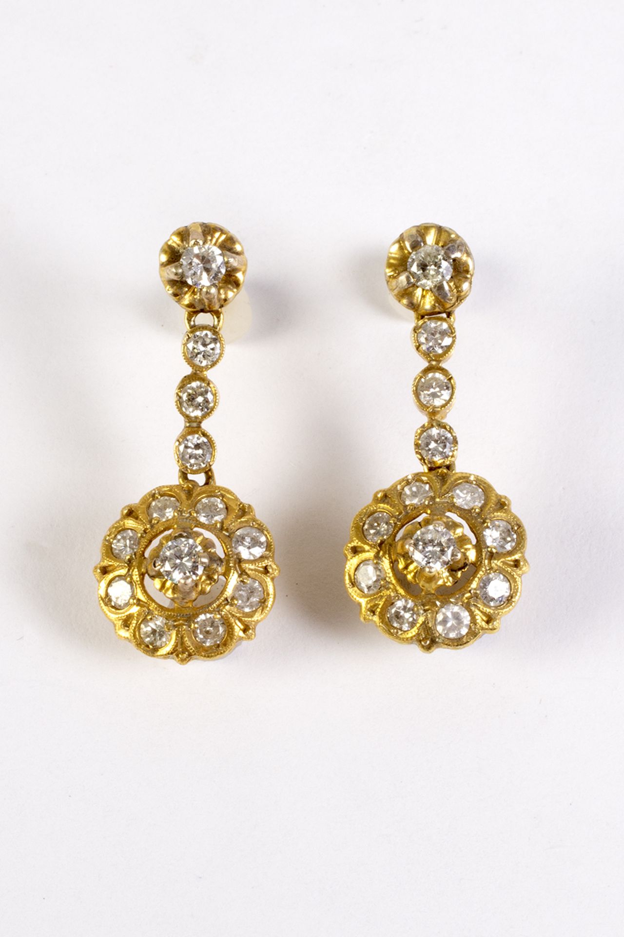 Pendientes largos estilo isabelino en oro y diamantes talla brillante.