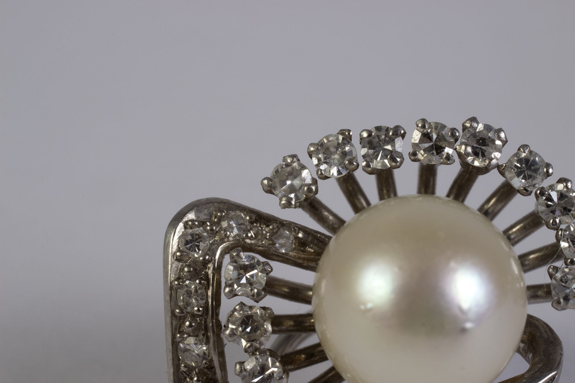 Pendientes en platino con diamantes talla y perla cultivada. - Image 2 of 2