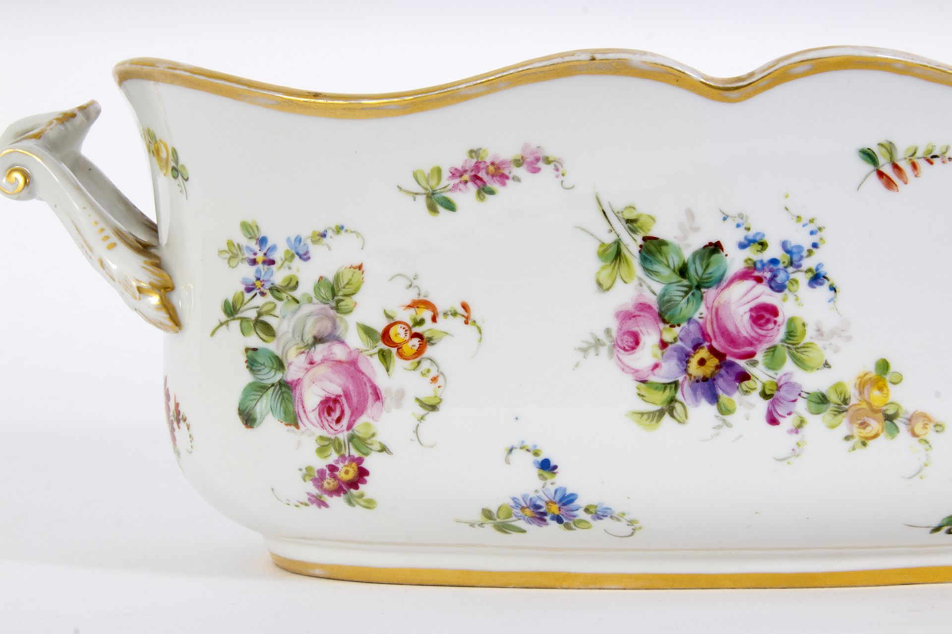 Jardinera en porcelana estilo Sèvres con decoración floral. Francia, primer tercio del siglo XX. - Image 5 of 5