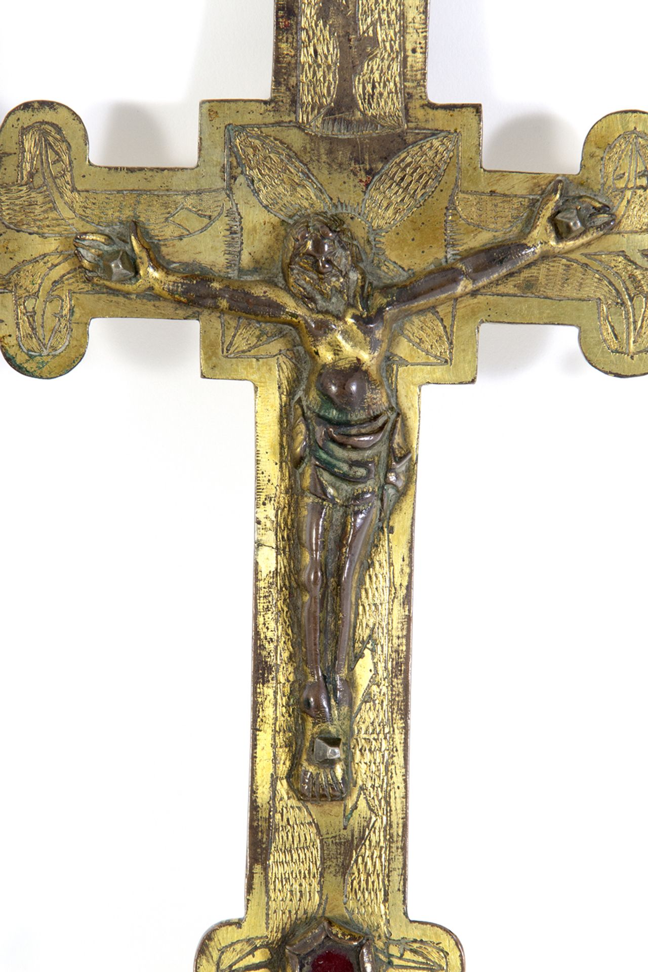 Crucifijo en cobre dorado y cincelado con vidrios engastados en los extremos, siglo XV. - Image 2 of 3