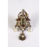 Broche-colgante en metal dorado, símiles de rubí, perlas cultivadas y olivina talla rectangular.