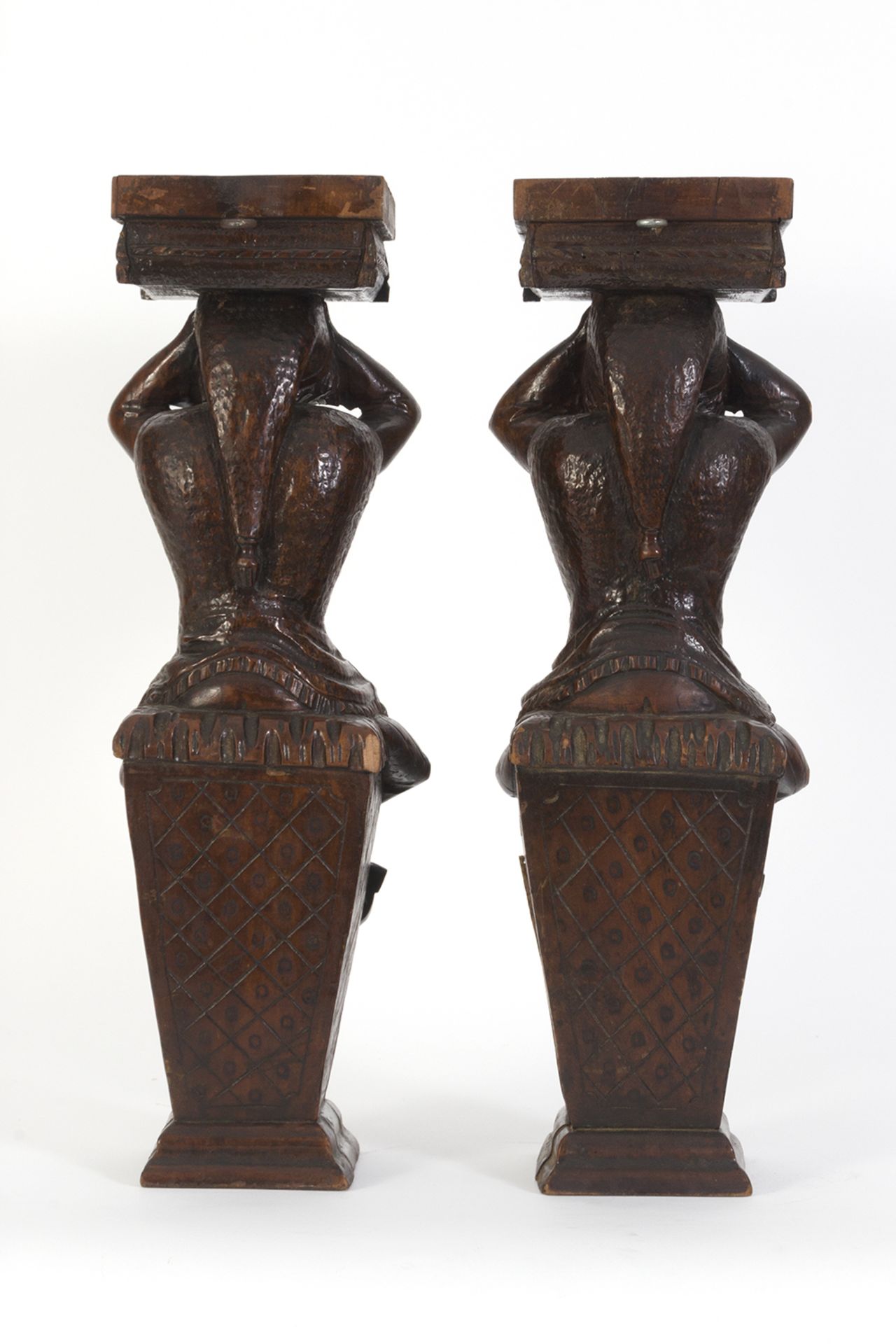 Pareja de peanas en madera tallada con representación de personaje satírico, siglo XIX. - Image 4 of 5