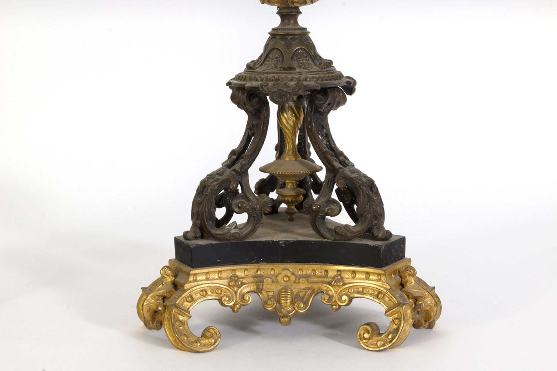 Pareja de candelabros Napoleón III de seis luces en bronce patinado y dorado. Francia, finales del s - Image 3 of 3
