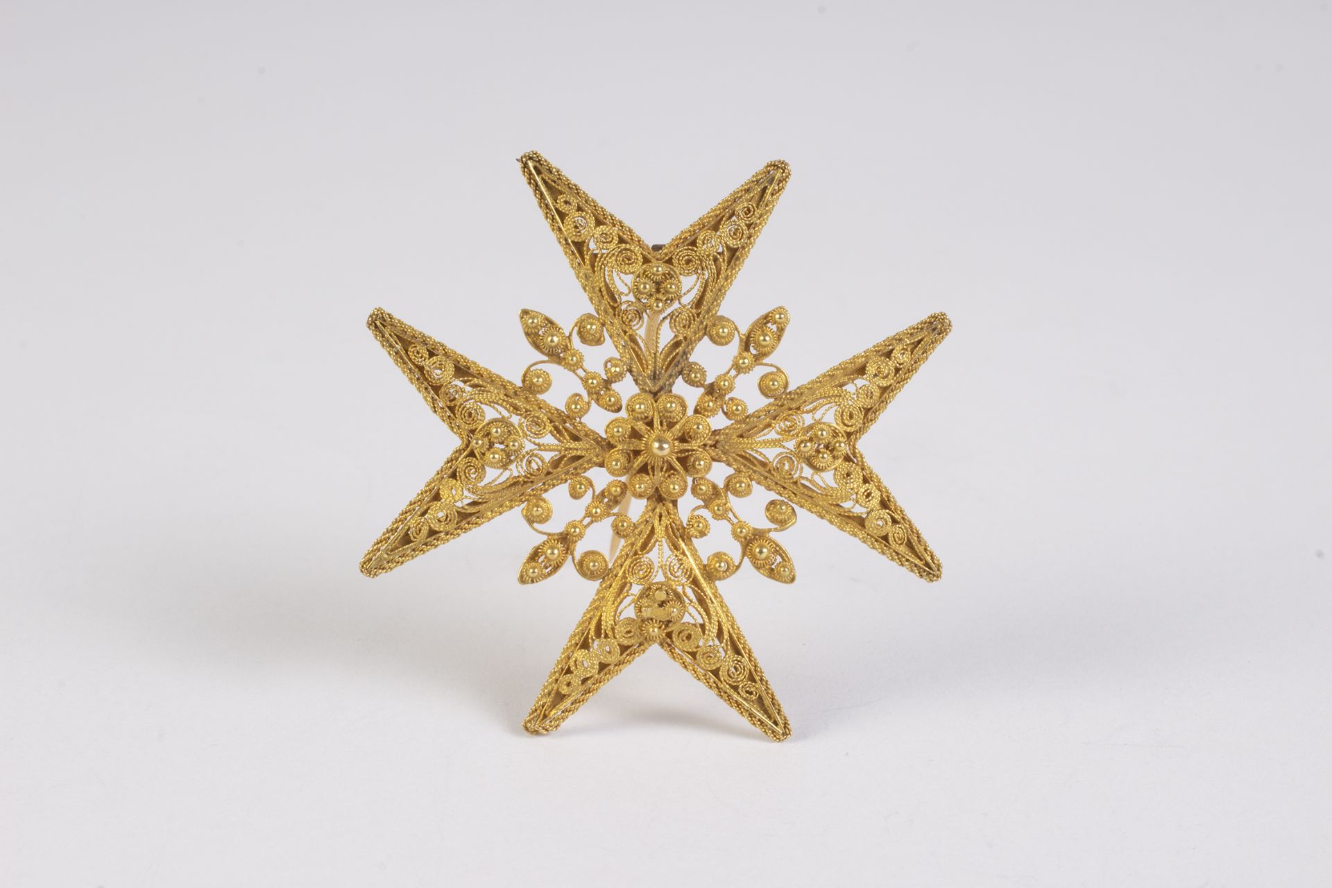 Broche en forma de cruz de Malta con corona en filigrana de oro.