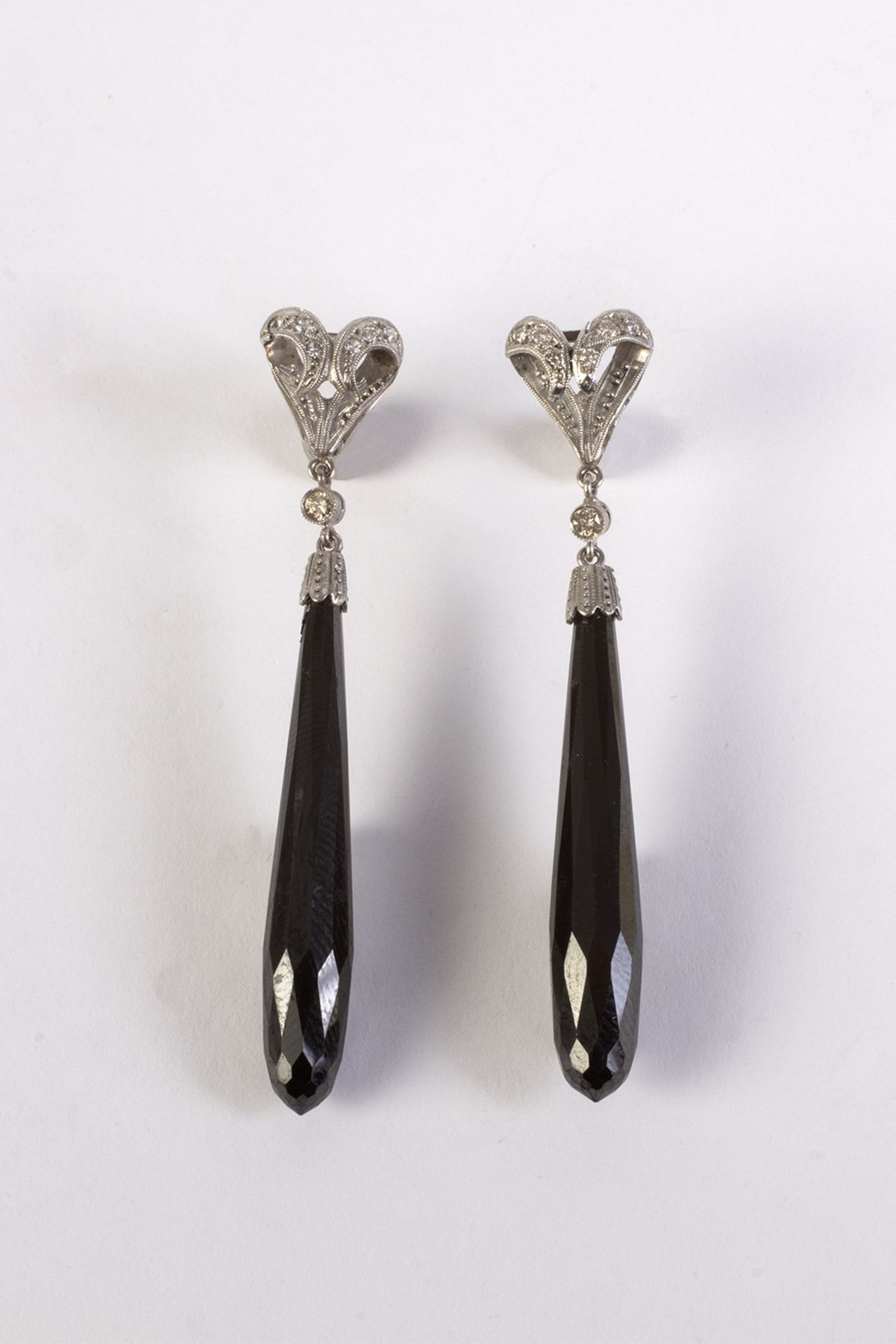 Pendientes largos estilo Art Déco en platino con diamantes y ónix talla brillante.