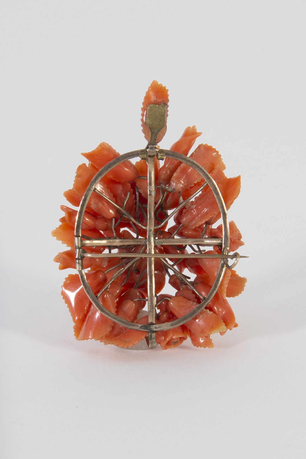 Broche-colgante en forma de flores en metal dorado y coral. - Bild 3 aus 3