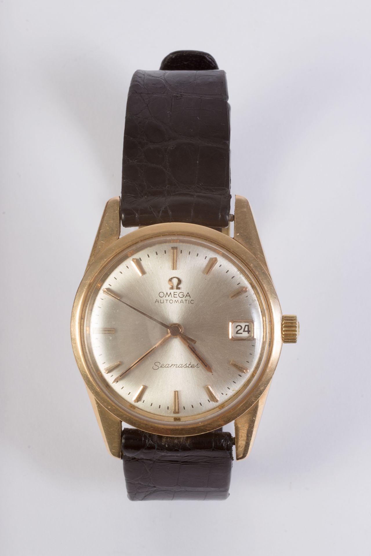 Reloj de pulsera Omega, modelo Seamaster, en oro y correa de piel.