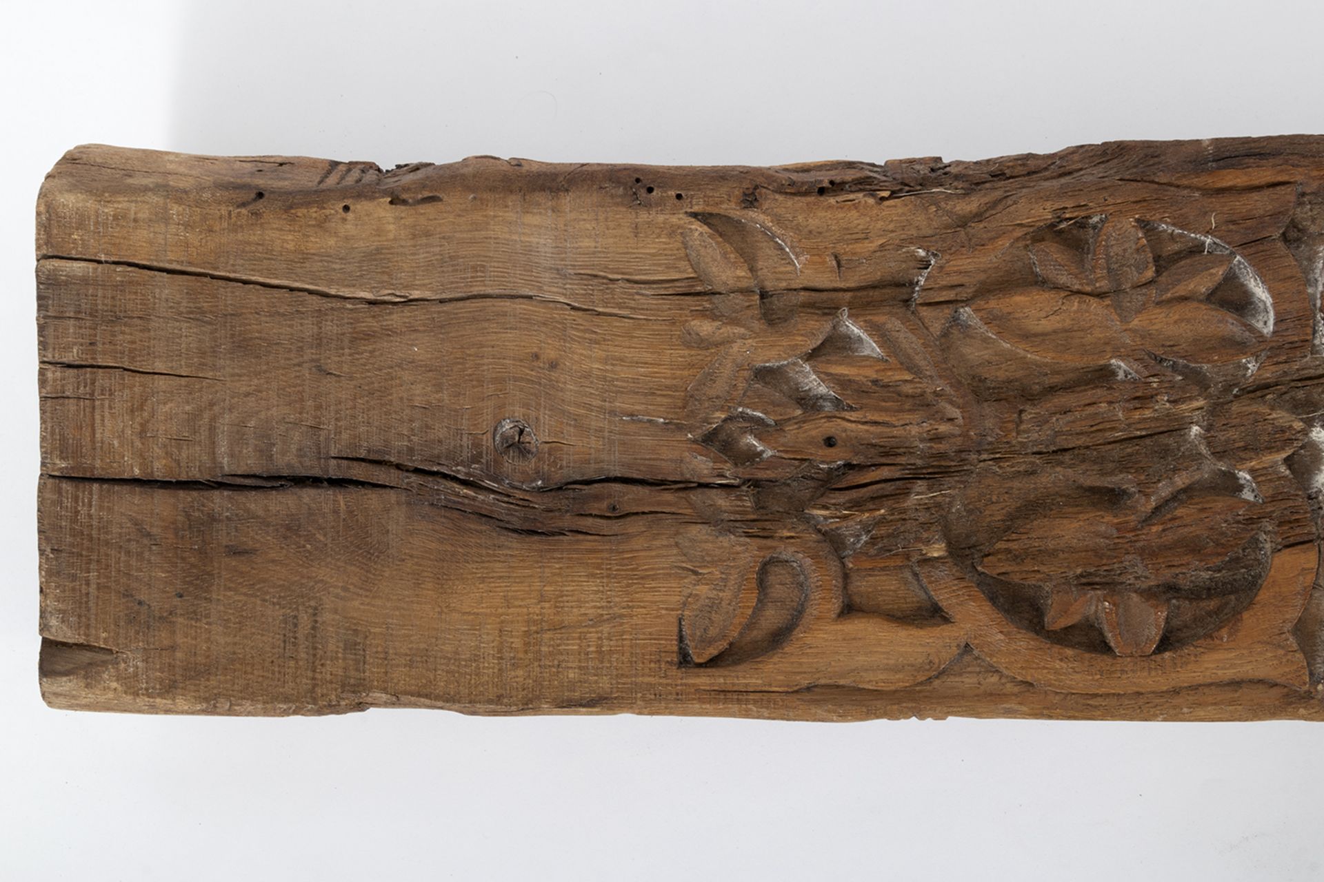 Mudejar beam in carved wood with vegetal decoration. - Image 2 of 4