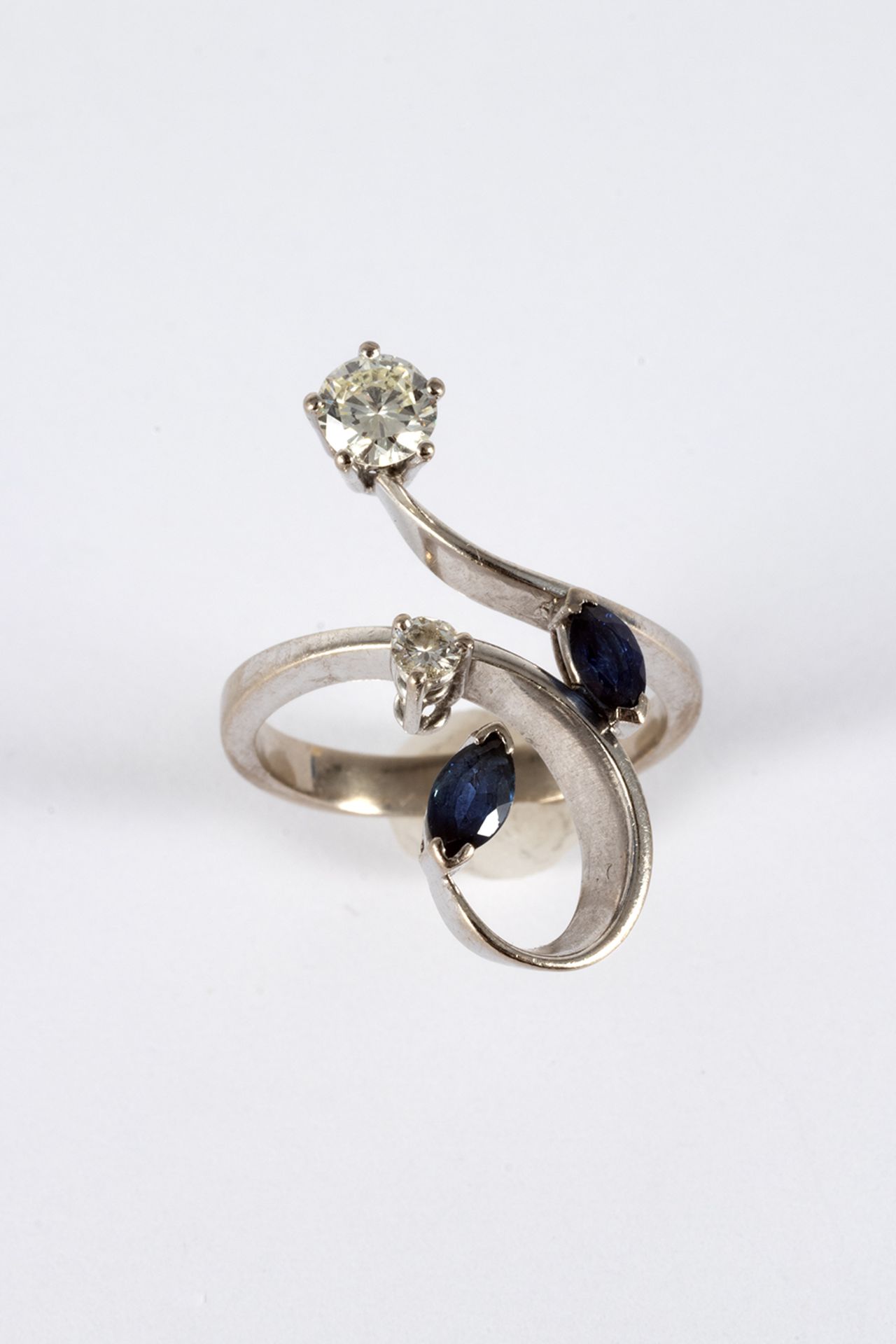 Ring in white gold, brilliant-cut diamonds and marquise-cut blue sapphires.