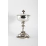 Ciborium in embossed silver and engraved with vegetal decoration.