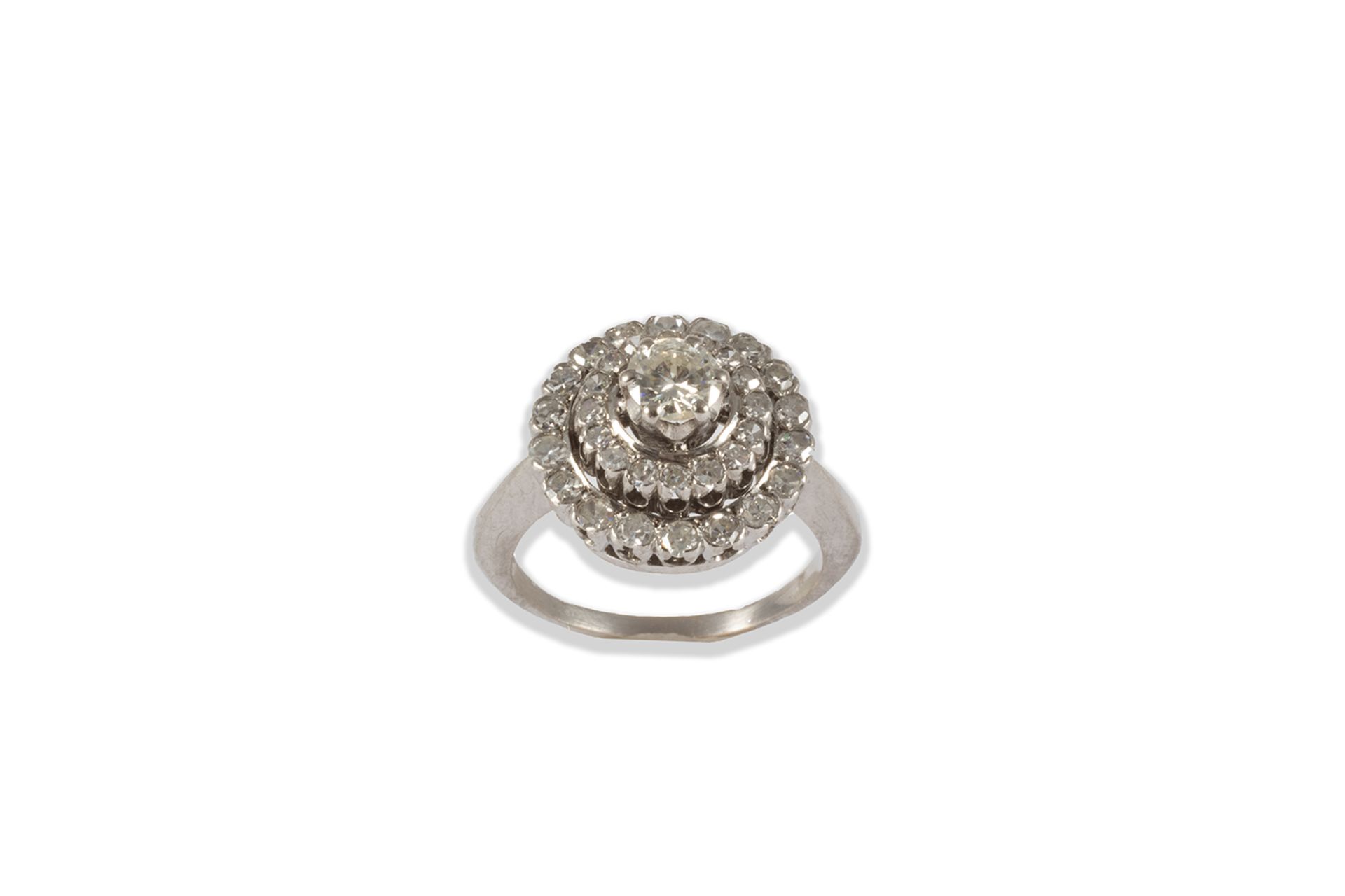 Rosette ring in white gold and brilliant and simple cut diamonds.