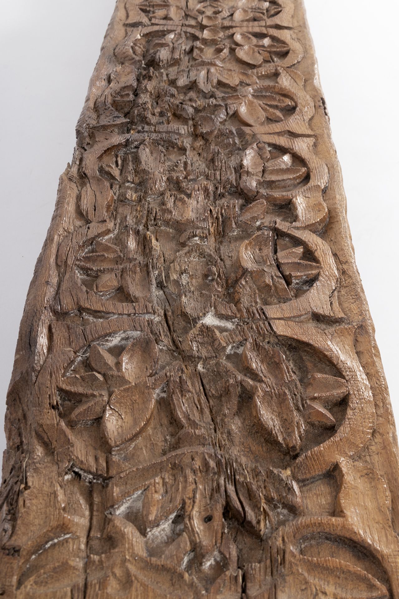 Mudejar beam in carved wood with vegetal decoration. - Image 4 of 4