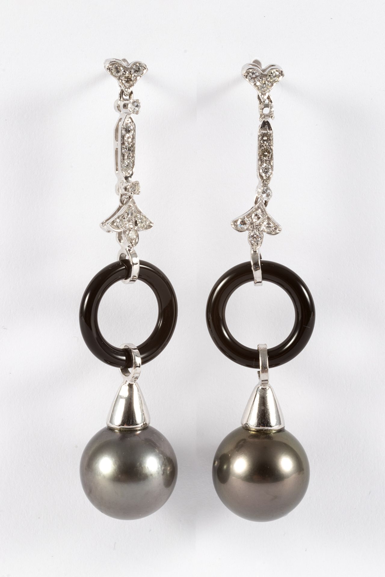 Long earrings in white gold, 8/8 cut diamonds, onyx and 12 mm Tahiti pearl.