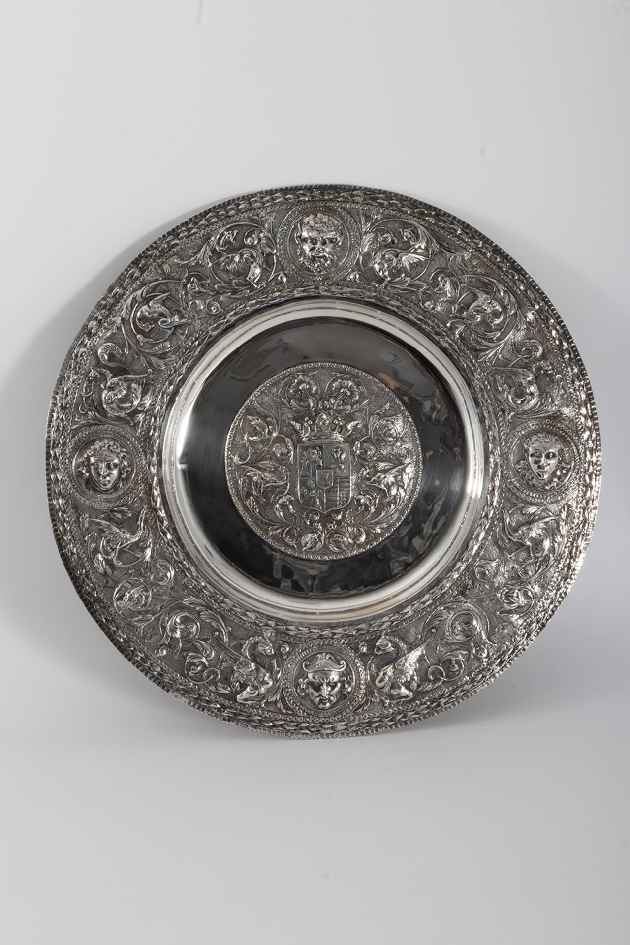 Large decorative plate of Renaissance style.