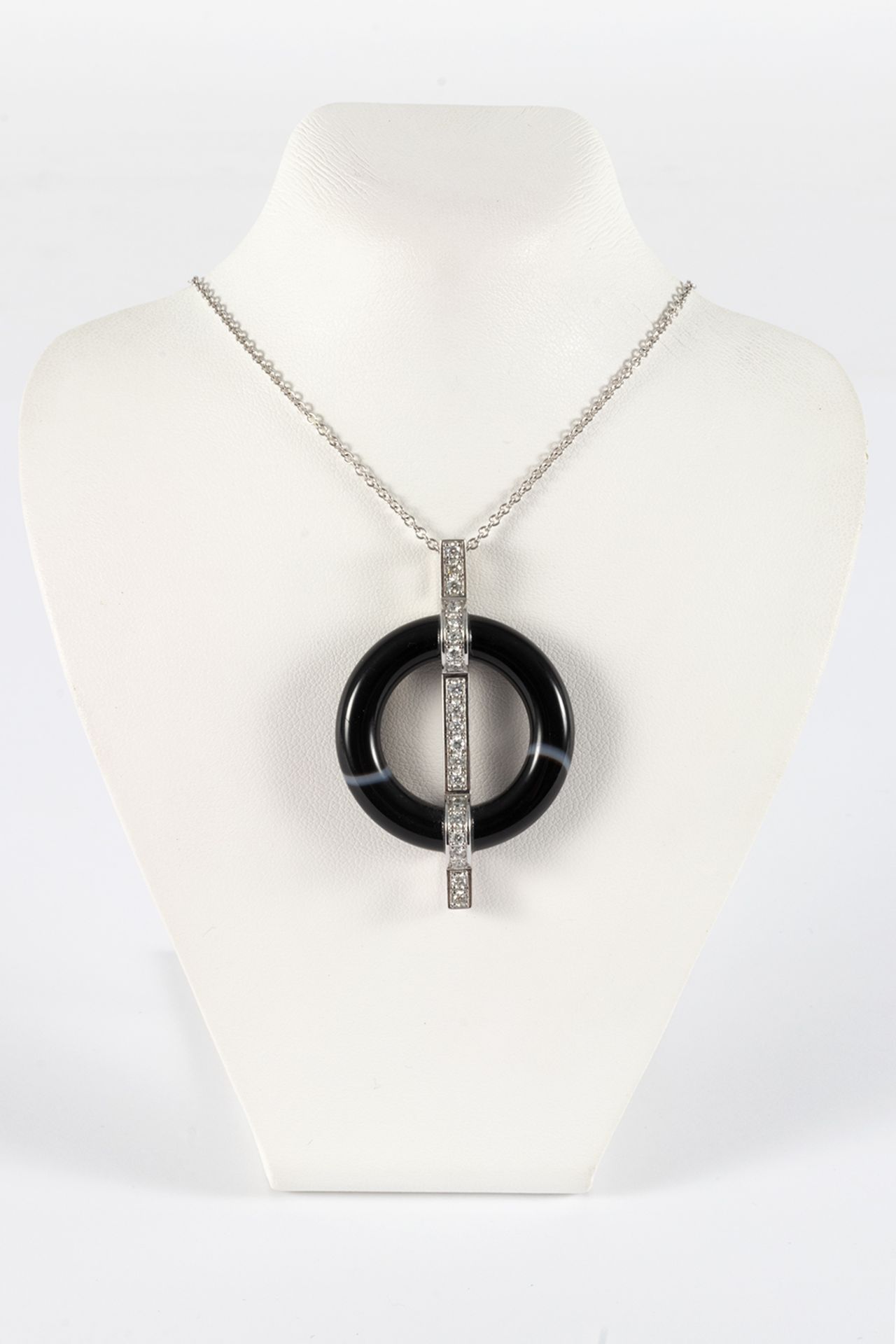 Pendant in white gold, agate and brilliant cut diamond band.