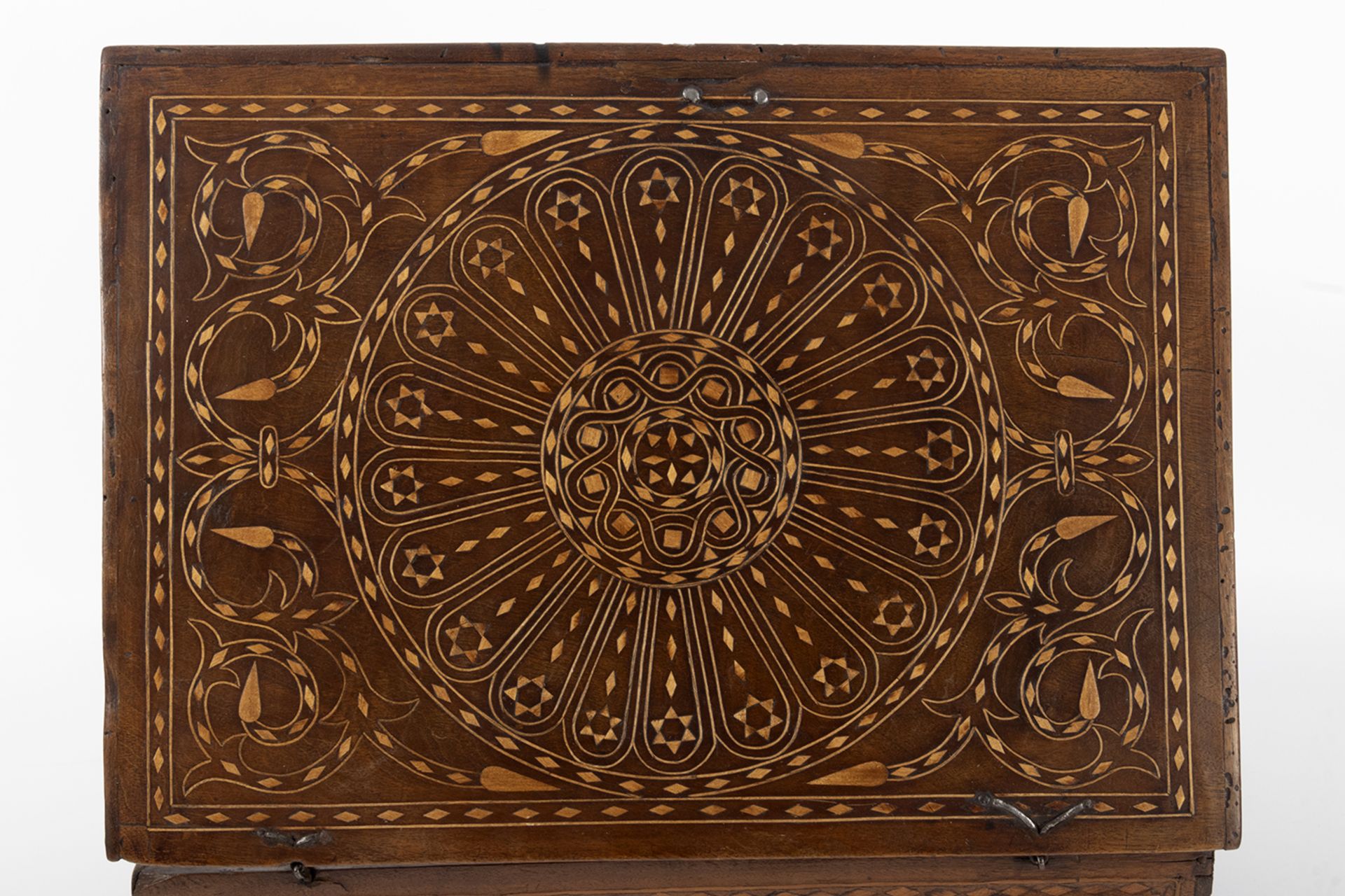 Walnut wood casket with boxwood inlay with geometric and plant motifs. - Bild 3 aus 3